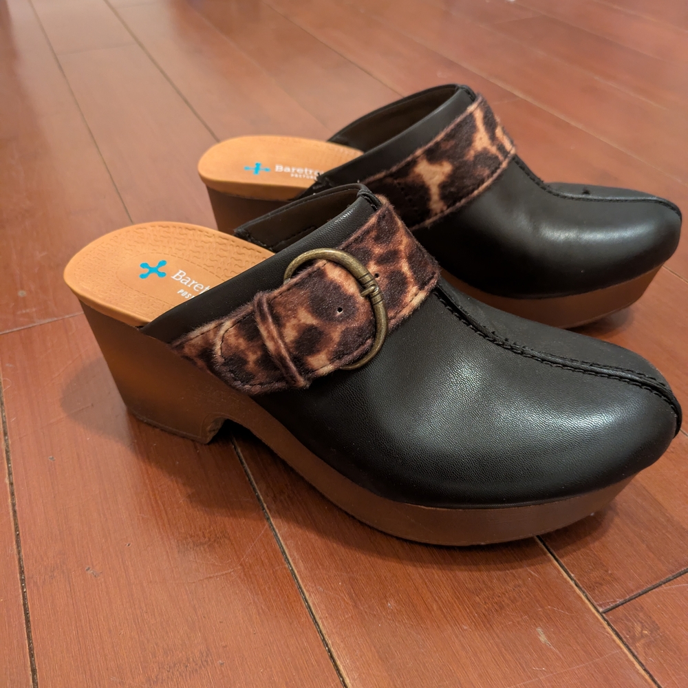 Baretraps Women's Black and Brown Clogs